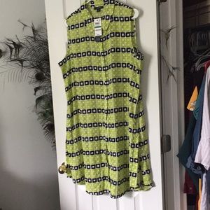 Sleeveless tunic with button up side slits